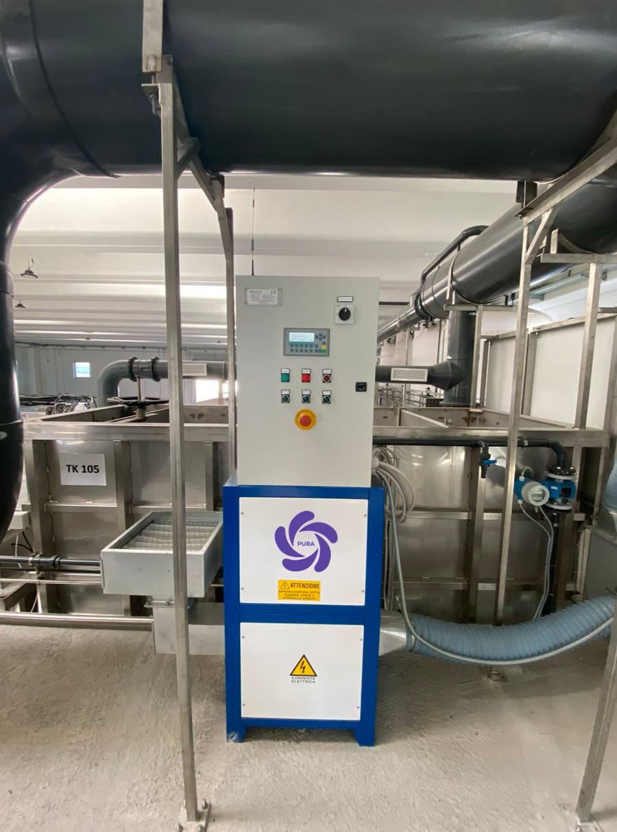 Un'unità PURA accanto a serbatoi di processo in acciaio inox